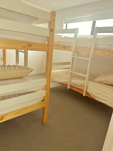 ポートアーリントンにあるCoastal on Clarkeの部屋に二段ベッドがいくつかある