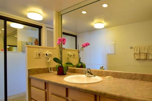 un baño con lavabo y espejo en Napili Point A8 · NP A8 OceanFront 1BD Condo w Ocean Views AC Po, en Kahana