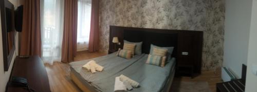 Postel nebo postele na pokoji v ubytování Луксозен СПА апартамент "Цвети" в Балнео хотел "Свети Спас" - Минерална вода,гледка и уют