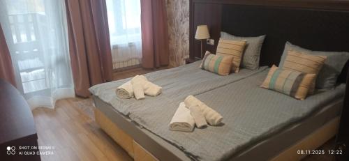 Postel nebo postele na pokoji v ubytování Луксозен СПА апартамент "Цвети" в Балнео хотел "Свети Спас" - Минерална вода,гледка и уют