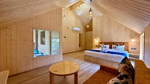 TerraTrek Billora : غرفة نوم بها سرير وطاولة في الغرفة