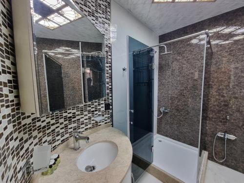 Et badeværelse på central apartment