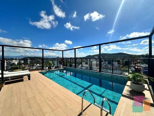 a swimming pool on the roof of a building at Studio H Residencial Flipchave STH000 in Boa Vista