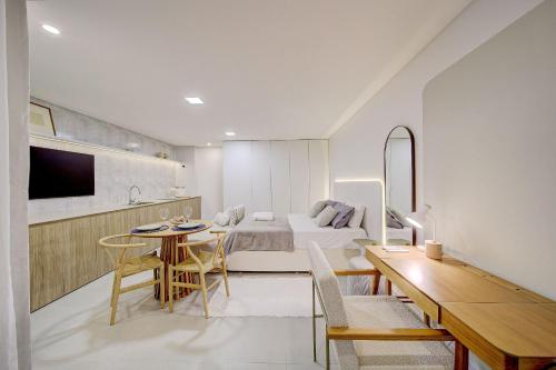 a bedroom with a bed and a dining room at Studio H Residencial Flipchave STH000 in Boa Vista
