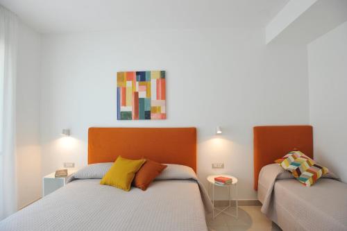 Un dormitorio con dos camas y un cuadro en la pared. en Santa Tecla Flats, en Maiori