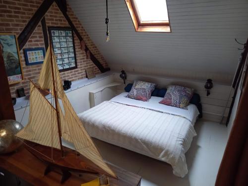 Un dormitorio con una cama en un ático en Maintenon Saint Martin de nigelles, maison d'hôtes Marguerite, en Églancourt