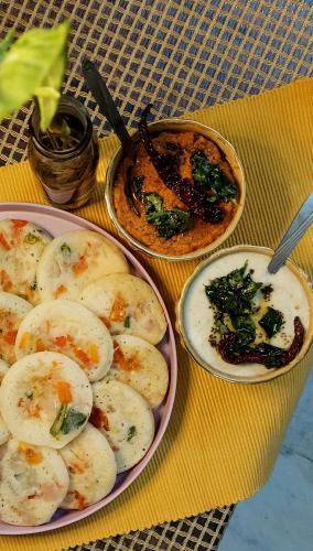 Una mesa con dos platos de comida sobre una mesa. en Hotel Poonja International, en Mangalore