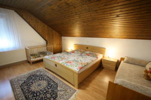 Postel nebo postele na pokoji v ubytování Ferienhaus Monika