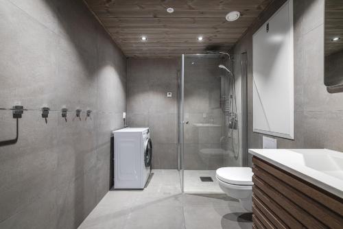een badkamer met douche, toilet en wastafel bij Fjellnest Hemsedal in Hemsedal