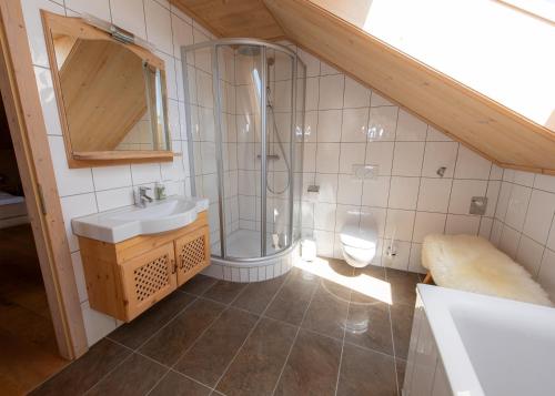 Ένα μπάνιο στο JAUCHZA! Berg Apartments mit 360 Grad Blick