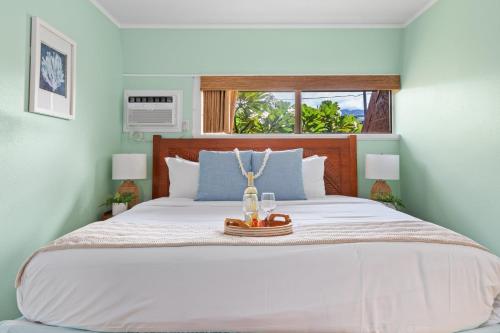een slaapkamer met een groot wit bed met een raam bij Kuleana 321 · KU 321 Spectacular Ocean Views in Kahana