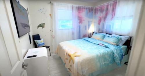 Ένα ή περισσότερα κρεβάτια σε δωμάτιο στο Escape near to Siesta Key with Hot Tub, BBQ, and Fireplace