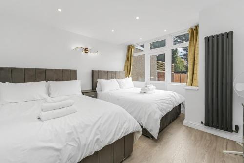 Postel nebo postele na pokoji v ubytování Lux flat- Sleep 5-2 min walk- Perivale Station