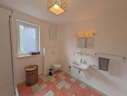 een badkamer met een wastafel en een toilet bij Gästehaus Loreley - Alte Heerstrasse in Fellen