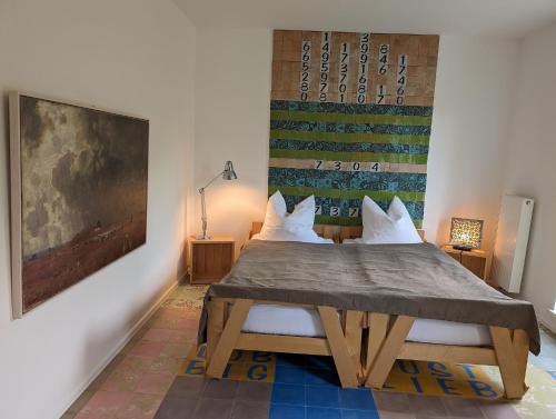 een slaapkamer met een bed en een schilderij aan de muur bij Gästehaus Loreley - Alte Heerstrasse in Fellen
