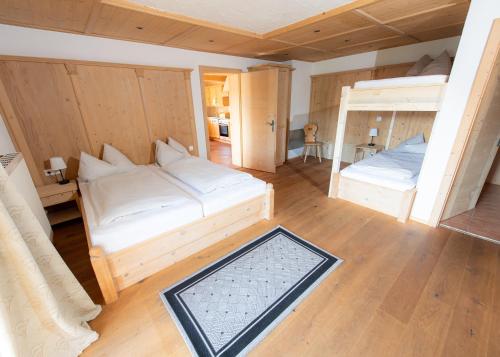 Ένα ή περισσότερα κρεβάτια σε δωμάτιο στο JAUCHZA! Berg Apartments mit 360 Grad Blick