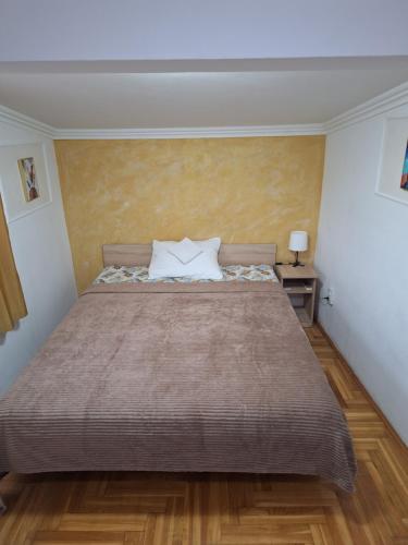 un dormitorio con una cama grande en una habitación en Rooms3, en Beograd