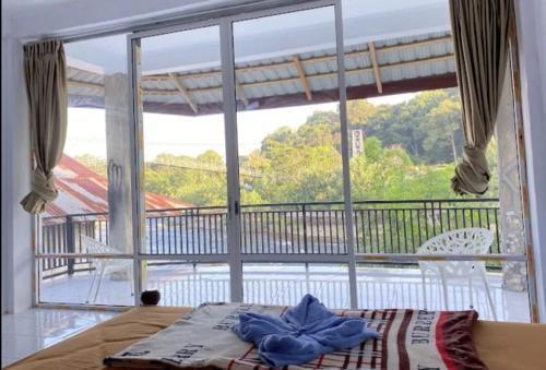 Een balkon of terras bij Tiga dara guest house jungle trekking
