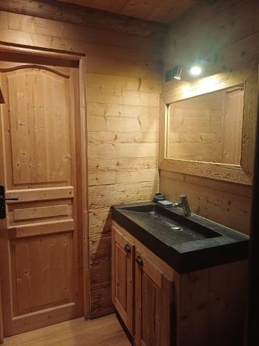a bathroom with a sink and a mirror at GITE COSY "LE CLAIRBIER" AVEC CHEMINEE ET JACUZZI à St Laurent en Grandvaux in Saint-Laurent-en-Grandvaux