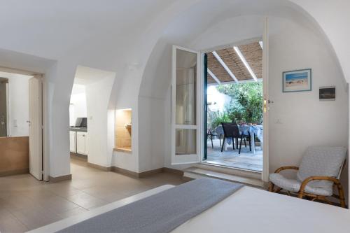 een witte kamer met een bed en een eetkamer bij Masseria Nanni in Gallipoli