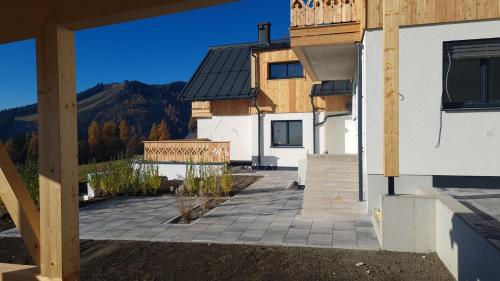 una casa con techo solar en un patio en Ferienhaus Korda, en Ramsau am Dachstein
