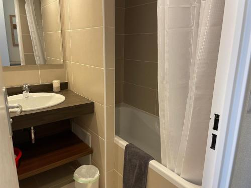 a bathroom with a sink and a shower at Studio à Gourette, 6 pers, piscine et animaux admis - FR-1-860-35 in Gourette