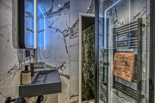 a bathroom with a sink and a mirror at Esmeralda centre historique in Aix-en-Provence