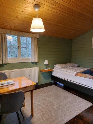 Ένα ή περισσότερα κρεβάτια σε δωμάτιο στο Bakkakot 3 Cozy Cabin In The Woods