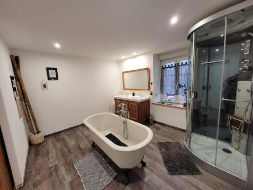 a bathroom with a bath tub and a shower at Gîte cosy dans les Vosges in Rochesson