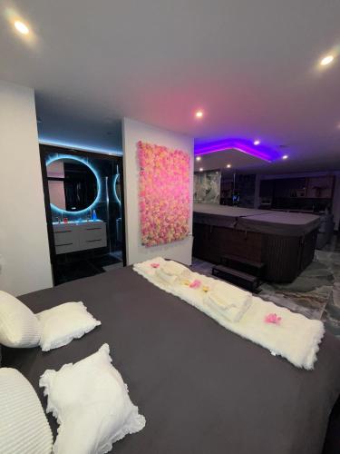 a room with two beds and a bath tub at Vegas Spa in Limay
