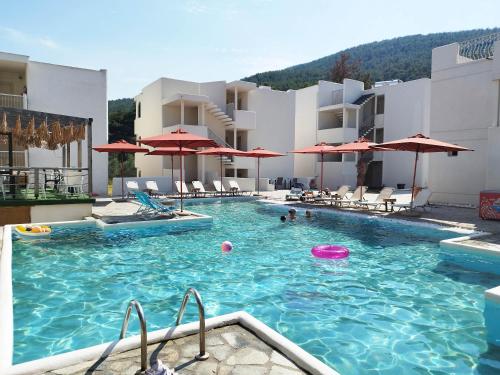 ein Schwimmbecken mit einer rosa Frisbee im Wasser in der Unterkunft Esperides Hotel in Limenas