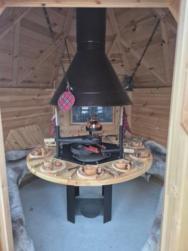 una estufa en una habitación con platos de comida en Gîte Un instant de rêve à Dorlisheim, piscine intérieure chauffée, sauna, en Dorlisheim