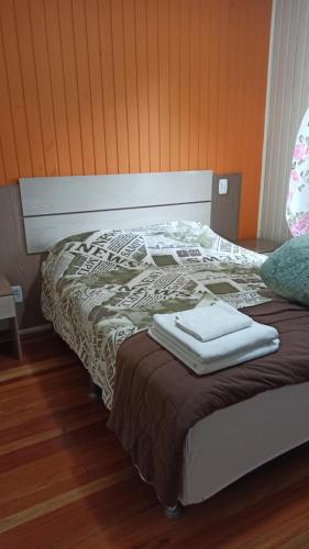 Una cama con dos toallas encima en Chalé Paraíso Da Serra 02, en Gramado