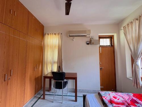 Voodi või voodid majutusasutuse Luxury-Vibe Room With Attached Washroom & Balcony toas