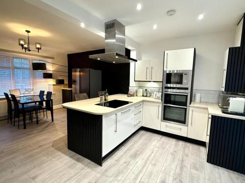 Photo de la galerie de l'établissement Modern 5 Bed 3 Bath Perfect For Families & Work In Bolton, à Farnworth