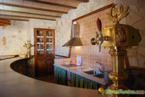 eine Küche mit Spüle und Arbeitsplatte in der Unterkunft Casa Rural Dilamor in El Picazo