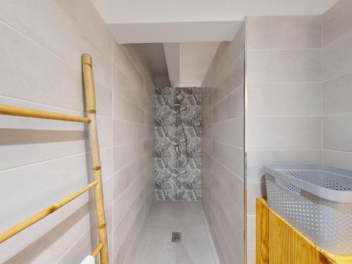 a small bathroom with a shower and a sink at Anoli Studio Location in Les Trois-Îlets