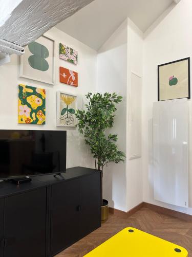 a living room with a black cabinet and a yellow rug at LeLafayette in Metz