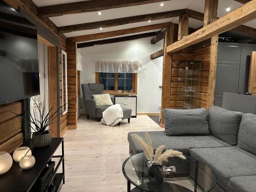 una sala de estar con un sofá y una mesa en Cozy cabin with an amazing view, en Åre