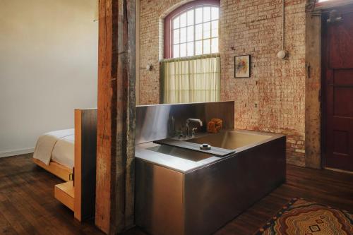 Ένα ή περισσότερα κρεβάτια σε δωμάτιο στο Pocketbook Hotel and Baths