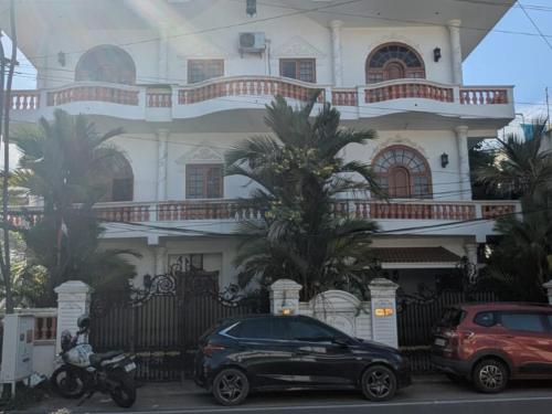 コーチにあるThe Cave houseの建物前に停車する黒車