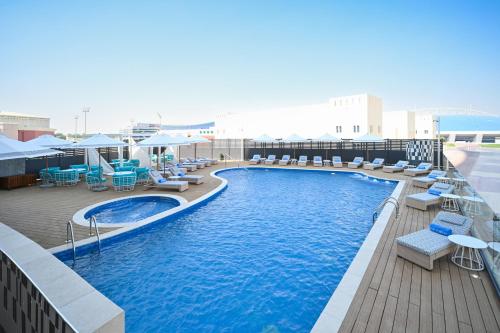 Piscina a The Torch Doha o a prop