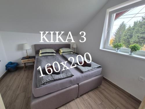 Giường trong phòng chung tại Kika apartmani-FREE PARKING- 7 km od centra