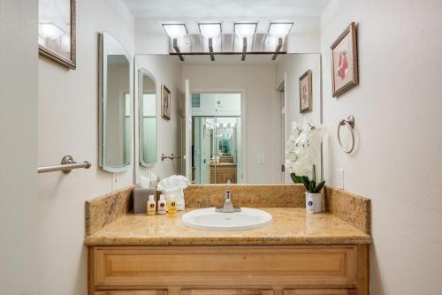 Ένα μπάνιο στο Lahaina Shores 507 · LS 507 West Maui Studio with Stunning Ocean