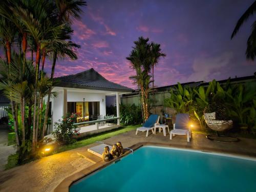 een zwembad voor een villa bij Sansuko Ville Panwa in Ban Bo Rae