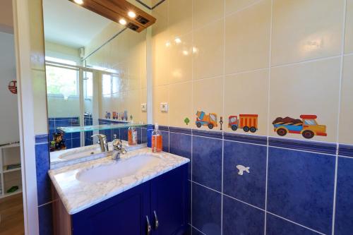 un bagno con lavandino e specchio di L'Hermitage lake view a Talloires