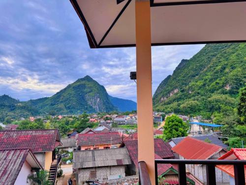 Una vista de un pueblo con montañas al fondo. en phoulisack2 guesthouse, en Nongkhiaw