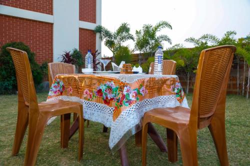 Una mesa con sillas y un mantel encima en Xylem Sea Side Resort, en Puri