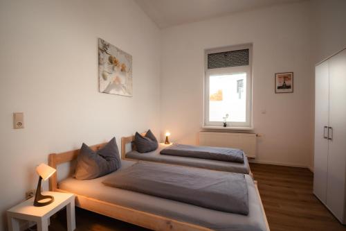a bedroom with two beds and a window at Evelyns Apartment, nahe der Therme und dem Zentrum, privat Parkplatz, Balkon, Highspeed-WLAN in Bad Kissingen