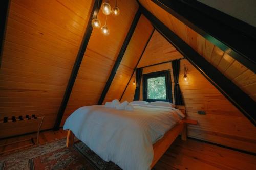 En eller flere senge i et værelse på Nevbahar Sapanca ile Lüks Bir Tatile Merhaba Deyin